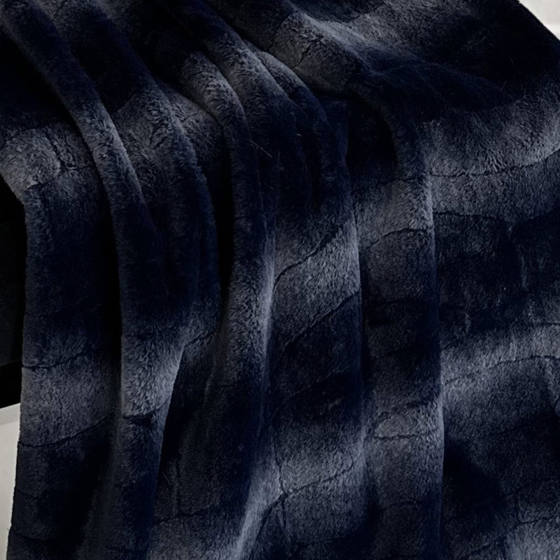 Couverture en fausse fourrure Furever, L 96 po x L 110 po, Bleu/Gris