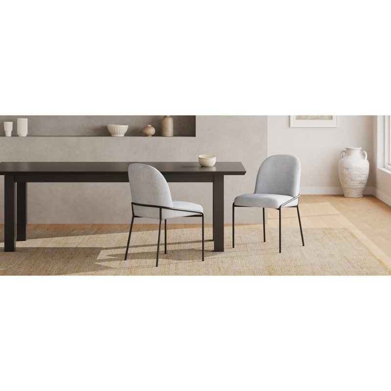 Chaise de salle à manger moderne en fer Renzo avec revêtement en lin doux, Gris clair / bronze