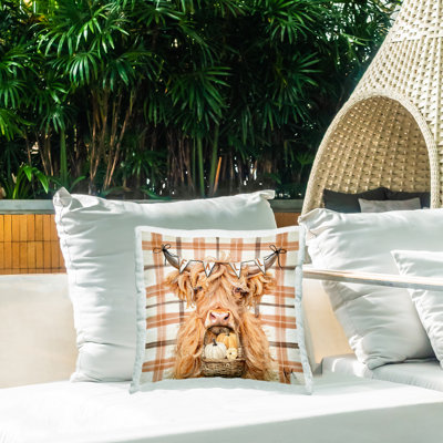 Coussin d'automne imprimé avec panier de citrouilles d'automne, design par Ashley Bradley