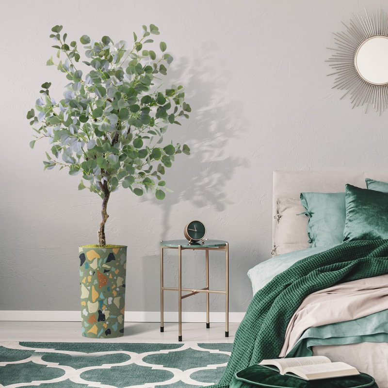 Arbre artificiel dans un pot de fleurs moderne, faux arbre en soie d'eucalyptus (décoration en pot et arbre)