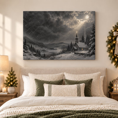 Toile enneigée avec fenêtre brillante sous la pleine lune