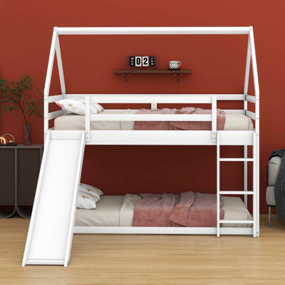 Lit simple superposé avec une échelle, une glissade et un toit