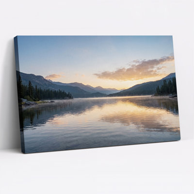 Tableau sur toile « Lac brumeux et montagnes au lever du soleil doré »