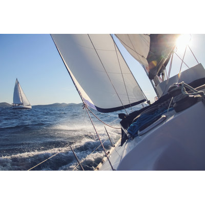 Voile au vent à travers les vagues