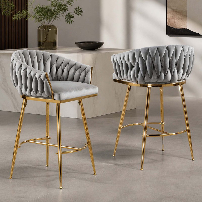 Ensemble de 2 tabourets de bar 26 po à hauteur de comptoir, tabouret de bar en velours pour îlot de cuisine avec dossier ondulé à la main, base chromée dorée et repose-pieds, gris