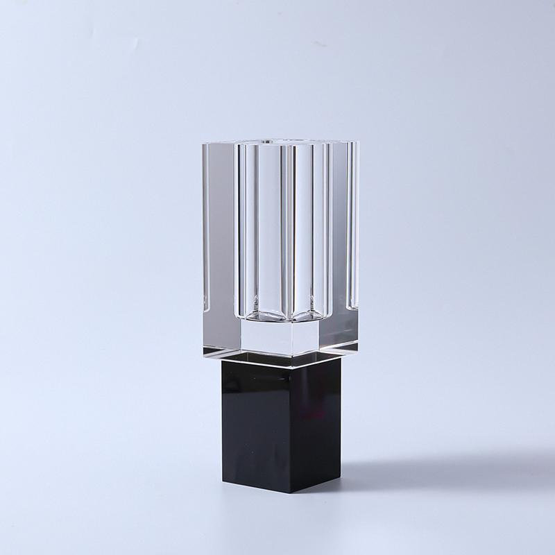 Vase de table en cristal Feryal, H 7,50 po x l 3,25 po x P 3,25 po