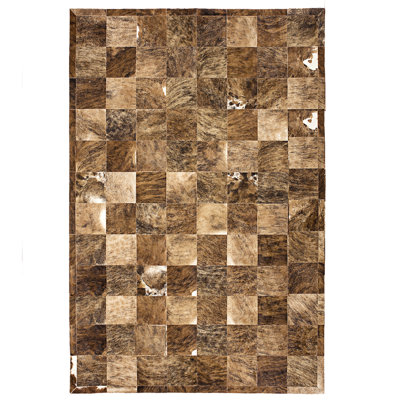 Tapis brun / or à motif géométrique en peau de vache Ares