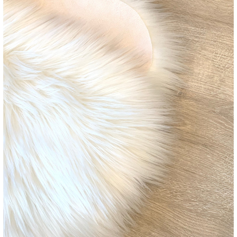 Tapis oriental blanc en simili peau de mouton Mar Vista, Rectangle 2 pi 6 po x 4 pi