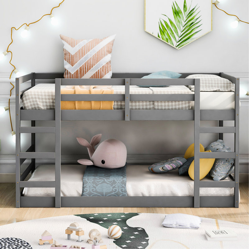 Lit superposé simple gris avec pieds en pin massif, garde-corps pleine longueur pour la sécurité, petites chambres peu encombrantes, ensemble de lattes inclus, stabilité du cadre, fonctionnel dans des espaces limités, convient aux matelas
