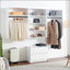 Système de placard mural en bois blanc Devi avec unités modulaires pour des solutions de rangement personnalisables