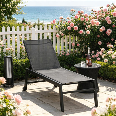 Chaise longue d'extérieur confortable avec roulettes, dossier réglable et durabilité toutes saisons pour une détente au bord de la piscine
