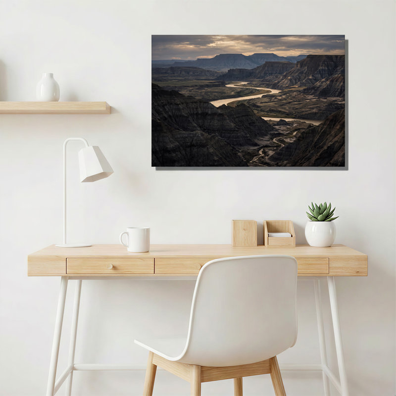 «Winding River Through Rugged Badlands Under Cloudy Sky», art mural, H 36 po x l 48 po