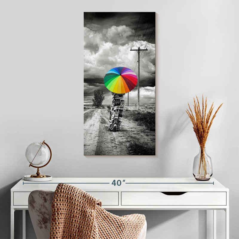 Femme au parapluie, H 30 po x l 15 po
