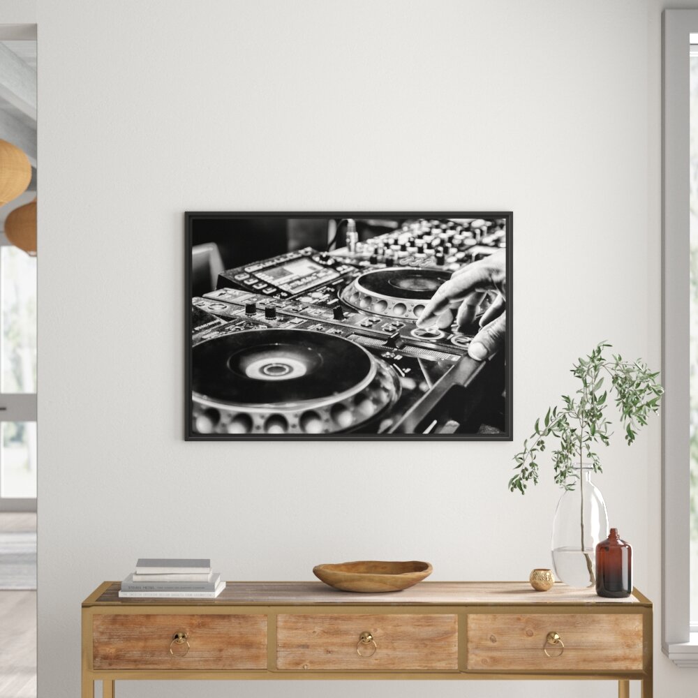 Gerahmtes Wandbild Modern beleuchteter DJ Pult