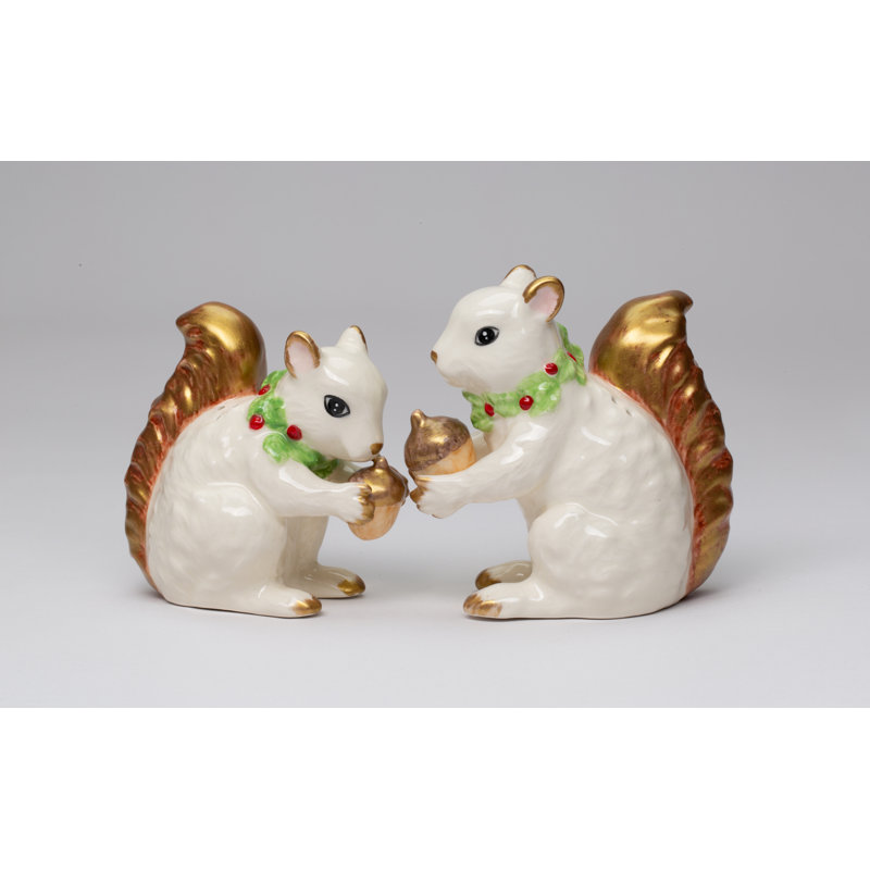 Couple d'écureuils de récolte sel et poivre