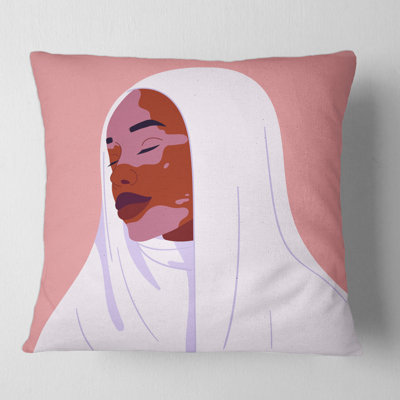 Magnifique femme afro-africaine souriante avec housse de coussin carré en vitiligo et insert