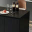 Îlot de cuisine noir avec plateau en pierre frittée, grande armoire d'îlot de rangement moderne, cuisine polyvalente et table utilitaire pour la maison-543730381