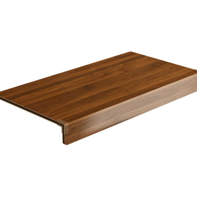 Une grille en fil métallique de 24 pouces recouvre 5 pièces d’abat-jour en noyer pour des tablettes de garde-manger amovibles dans une armoire de cuisine avec finition en bois et supports de style pouces