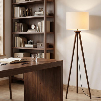 60,6 po Lampe trépied Nordic avec base en bois massif au fini noyer et abat-jour en lin beige pour salon, chambre à coucher, bureau