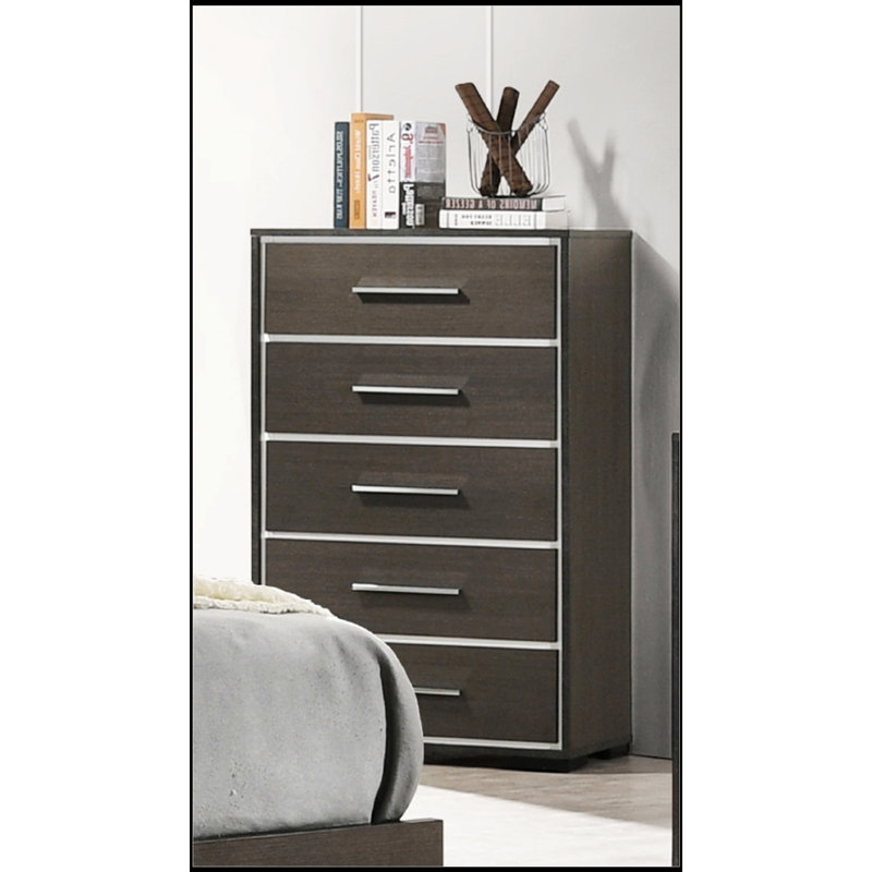 Commode contemporaine à 5 tiroirs avec accents chromés et finition rustique grise pour le rangement de chambre à coucher moderne