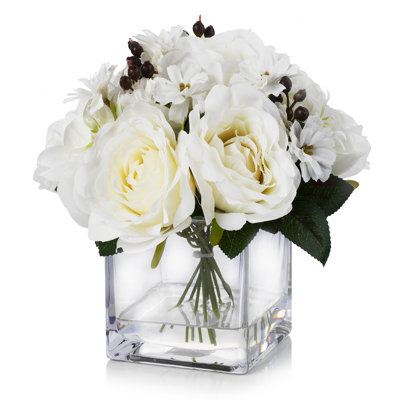 Arrangement de fleurs de roses artificielles mixtes dans un vase en verre avec de l'eau artificielle