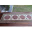 Tapis traditionnel turc rouge et vert avec des motifs géométriques et floraux, idéal pour rehausser l'esthétique de votre décor de couloir
