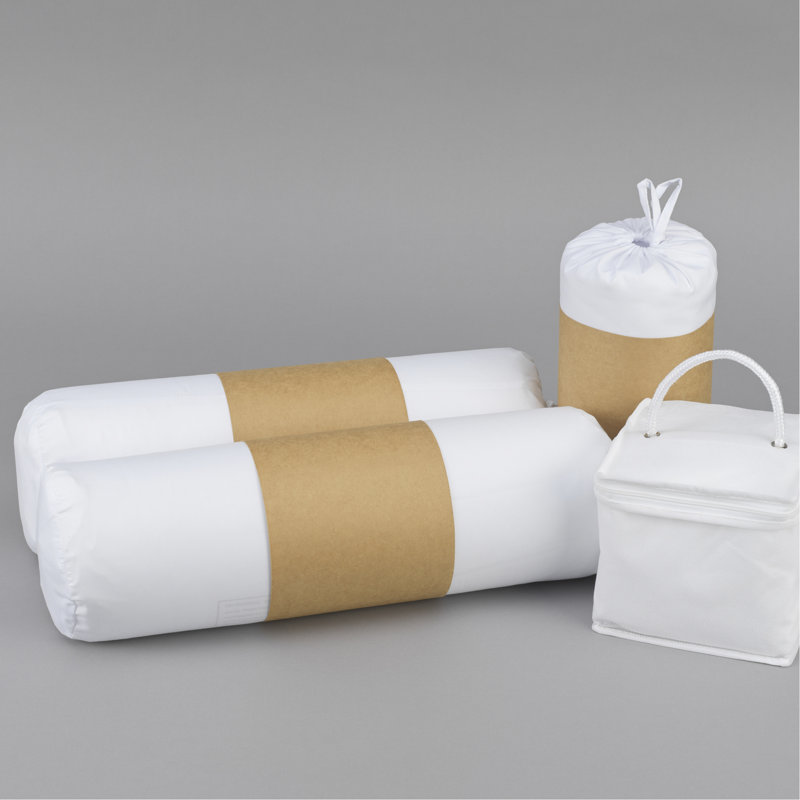 Ensemble de literie pour lit simple TG avec oreiller, drap et protège-matelas. Matériau en coton blanc. Microfibre douce 100% 100 g / m². Le protecteur protège les liquides renversés, les squames d'animaux. Coussin amovible avec fermeture à glissière