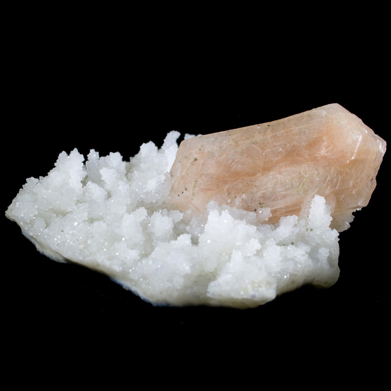 Stilbite esthétiquement perché sur calcédoine