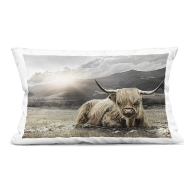Coussin décoratif imprimé Bovins au repos au soleil du matin, design par CAD Designs