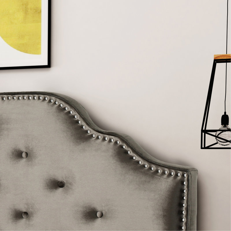 Grande et grande tête de lit stylée, revêtement en velours gris, coutures en losange à boutons et délicieuses têtes de clou, assemblage requis avec finition, design en relief, détails séduisants,