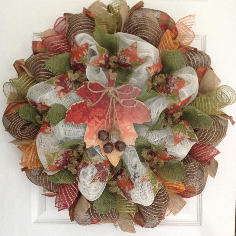 Couronne d'érable avec feuilles d'automne