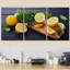 Citron et feuilles de menthe servies sur une planche de cuisine en bois sur une table rustique noire, décoration murale moderne-102298106-102298108