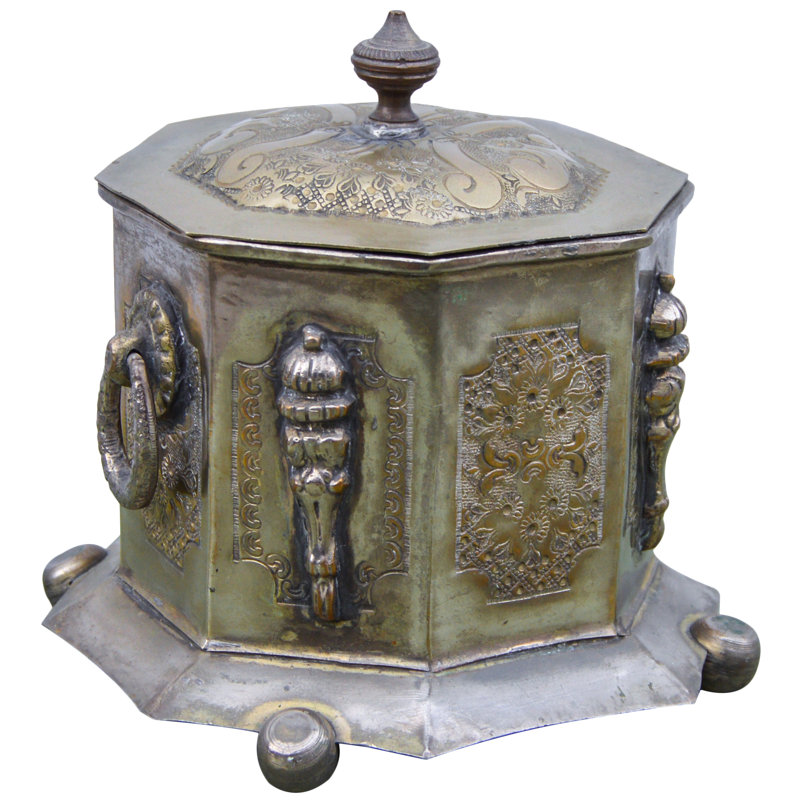Pot à pieds en laiton avec gravures ornées