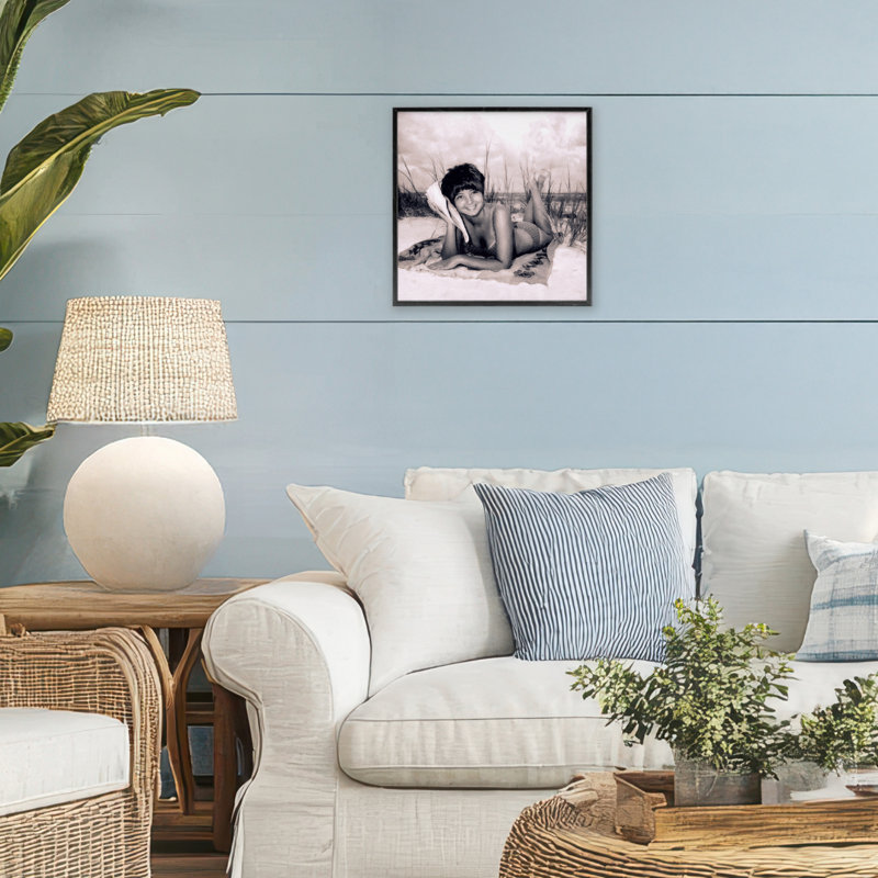 Vintage Summer Girl with Conch, estampe numérique, design par Grotto Studios, H 12 po x l 12 po, Giclée encadrée noir minuit