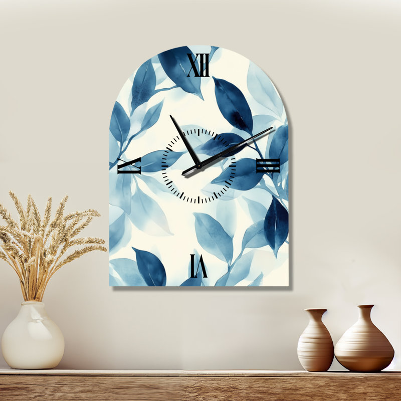 Horloge murale en métal arquée Blue Leaves Botanical Wash I - Style côtier, silencieux, H 31 po x l 23 po - Arche