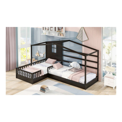 Lit double en bois avec structure en L et clôture en bois