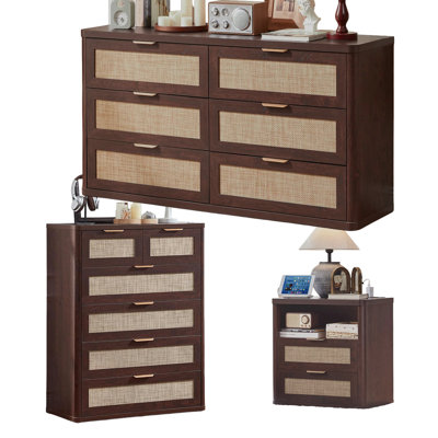 Ensemble de 3 meubles en rotin, style bohème bois : commode à 6 tiroirs (122 cm), commode haute (107 cm), table de chevet 2 tiroirs (58 cm) avec station de recharge.