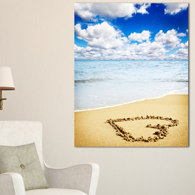 «Massive Heart Drawn on Serene Beach Seashore», reproduction de photo sur toile tendue