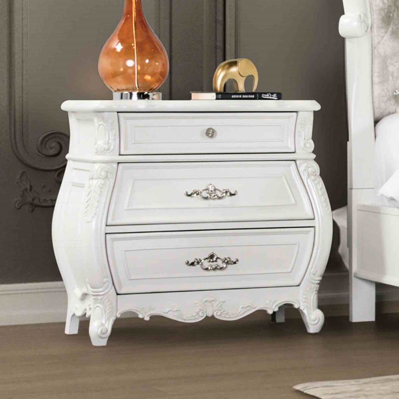 Table de chevet de style traditionnel avec détails sculptés