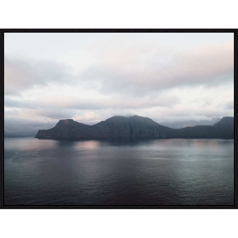«Mountain Range (Faroe Islands)» par Tommy Kwak - peinture encadrée sur toile