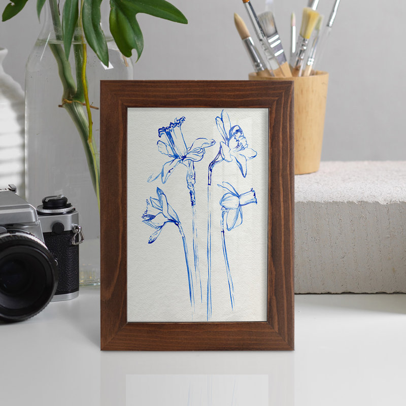 Inky Daffodils II - Impression encadrée avec verre, L 5 po x H 7 po x P 1 po, Cadre châtaignier