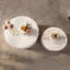 Ensemble de tables basses rondes festonnées blanches-534268459