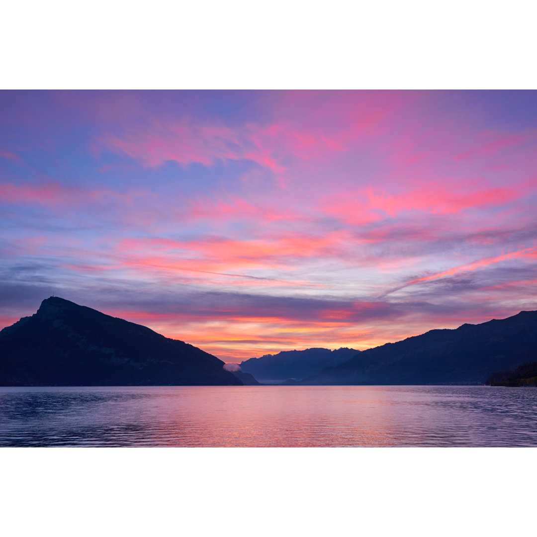 Der Genfer See im dramatischen Himmel bei Sonnenuntergang