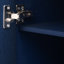 Armoire réglable à rayures bleu marine - pour l'organisation du salon moderne à 4 portes qui rehausse le sous-sol