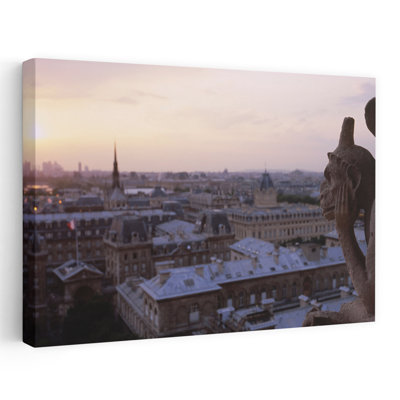 Sculpture de chimère avec un paysage urbain en arrière-plan Galerie Des Chimeres Notre Dame Paris Île-De-France France Architecture contemporaine abstraite ...