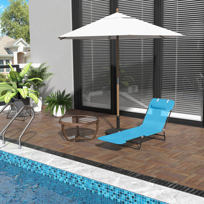 Chaise longue pliante Outsunny avec dossier inclinable, siège en filet respirant et appui-tête pour la plage, la cour et le confort du patio