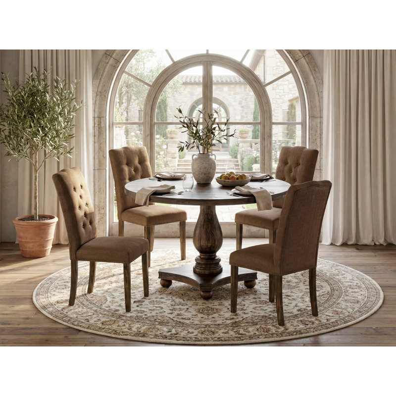 L'ensemble de table de salle à manger 5 pièces comprend une table ronde avec piédestal et 4 chaises rembourrées en tissu brun, jacobin vieilli