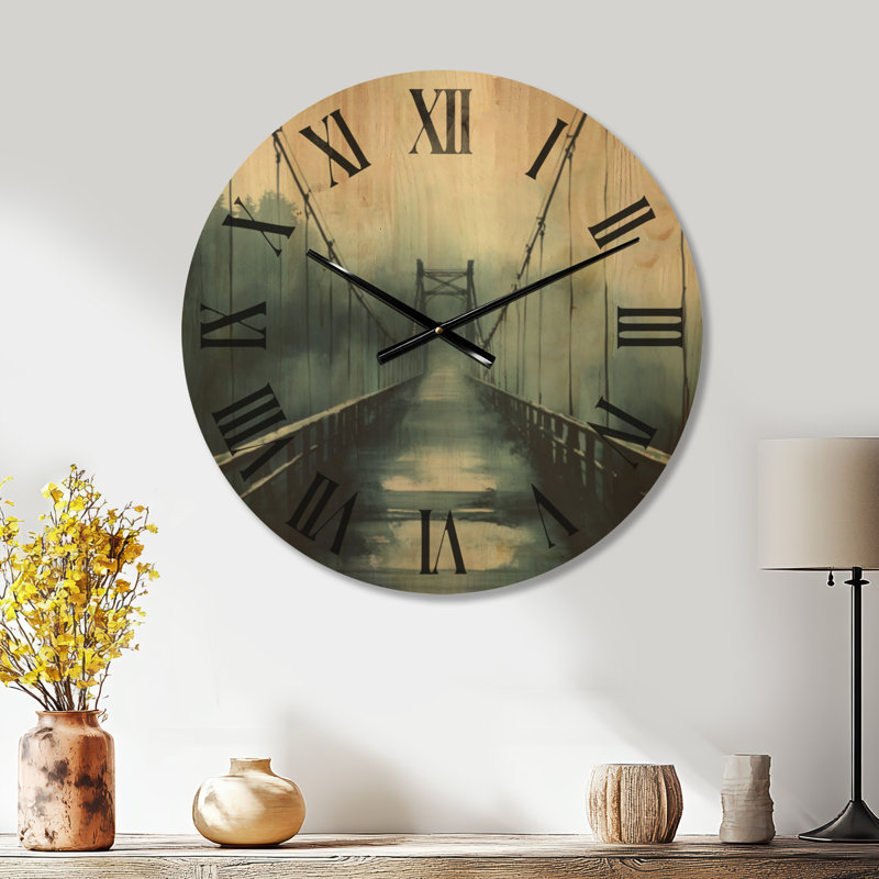 Très grande horloge murale en bois - structure de pont au-dessus d'une rivière brumeuse, Large