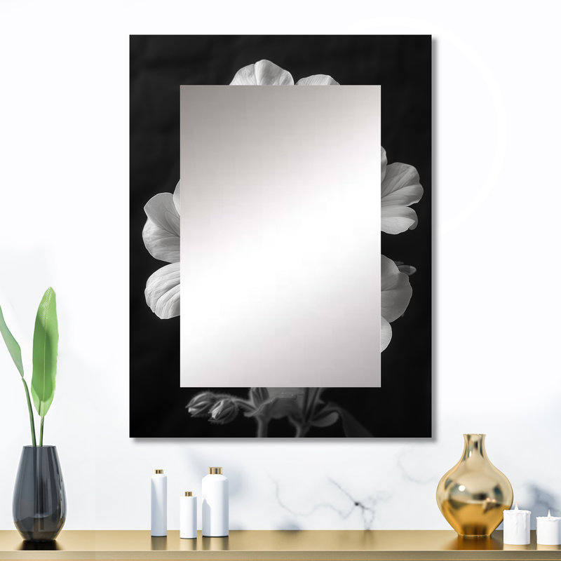 Monochromes blancs botaniques de beauté botaniques - géraniums, miroir mural unique, art traditionnel, 32 po x 24 po