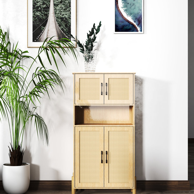Armoire de rangement Mid-Century tissée à 4 portes avec tablettes réglables. Idéal pour les essentiels de salle à manger et le désordre du salon. Quatre structures amplement d'espace dans les portes Design Good Articles Decor. Équilibre